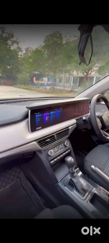 Brand New Mahindra Xuv 2026 Automatic Ax5 7 Seater Black Color