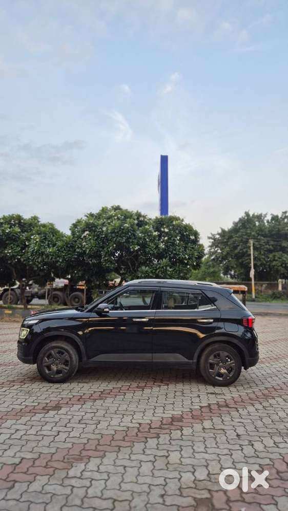 Hyundai Venue S(o) Knight Edition Mt, 2024, Cng & Hybrids