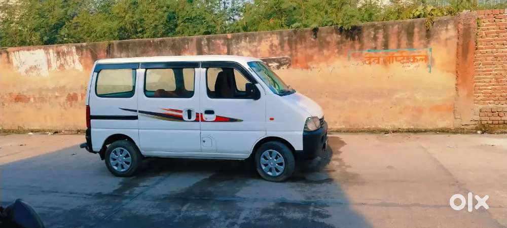 7 Seater Gadi H Jisme Ac Or Cng Lagi Hui H Bhar Se Lagvai H