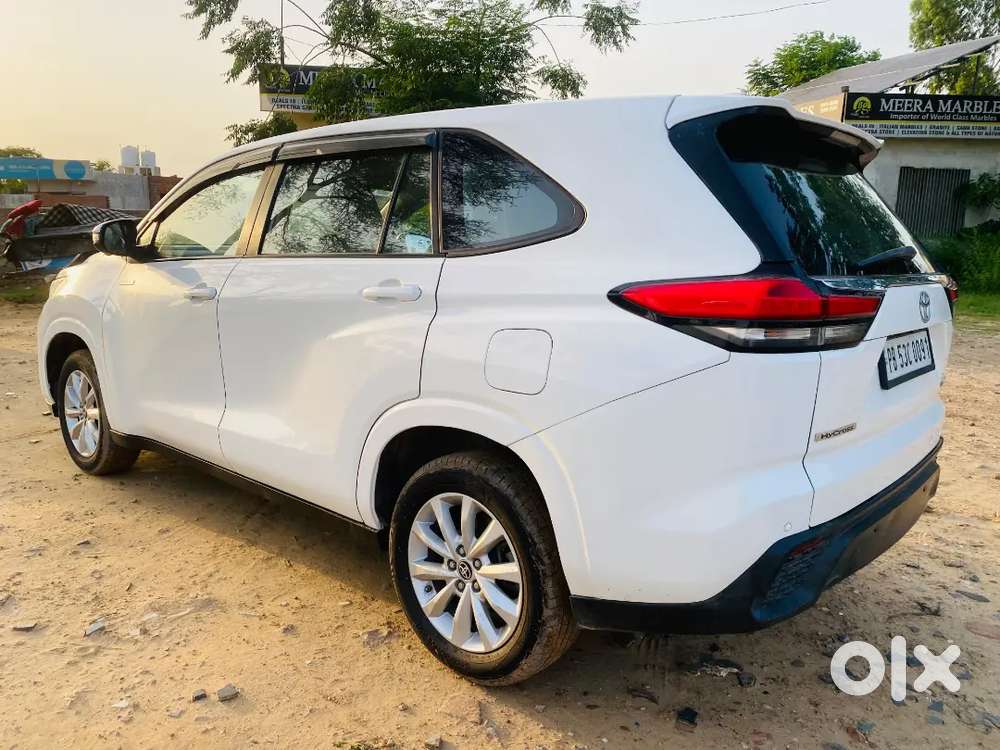 Toyota Innova Hycross 2023 Petrol 80000 Km Driven