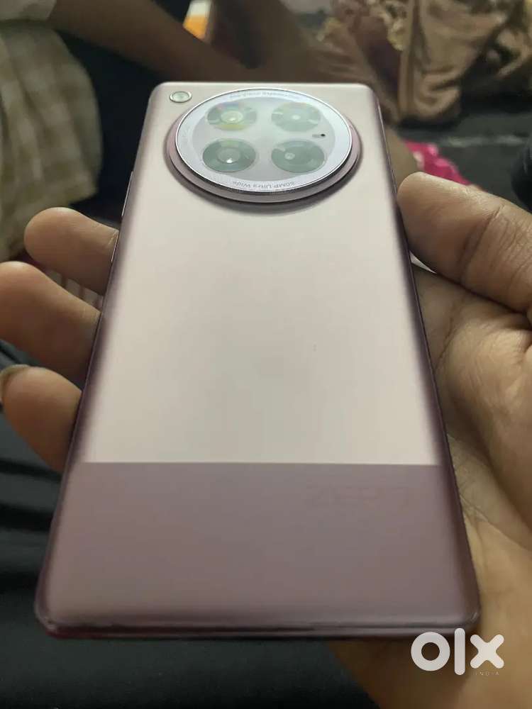 Infinix note 40 pro 12/256 gb hai bill box charger sab hai