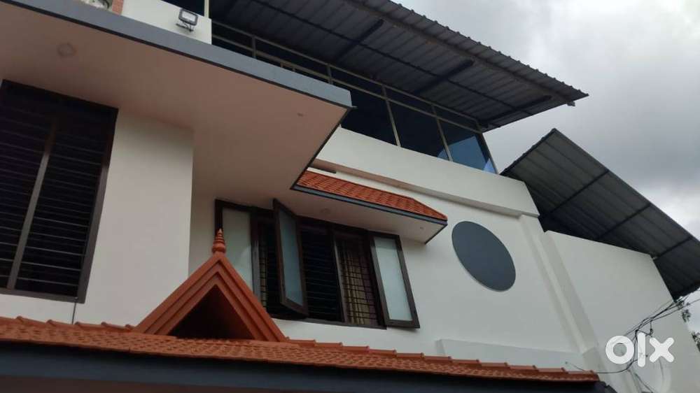 FOR BACHELORS / STUDENTS.  2 BHK SEMI FURNISHED 1ST FLOOR  . 1 AC .