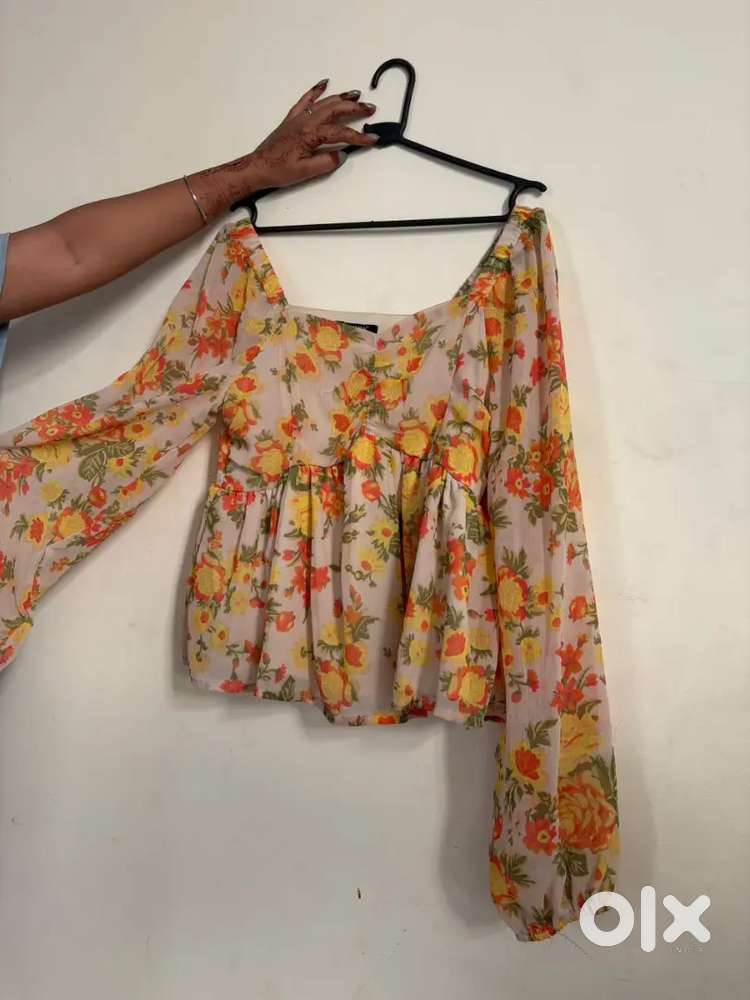 Balloon sleeve printed top