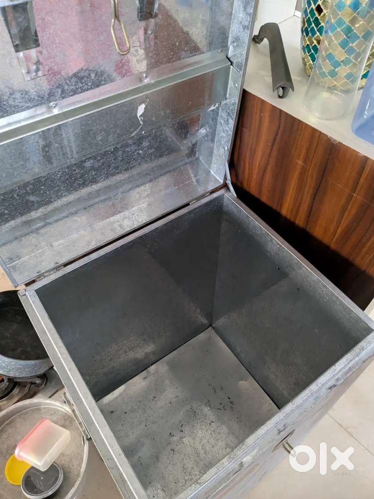 Storage container