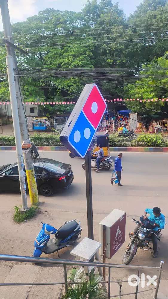 DOMINOS Delivery person