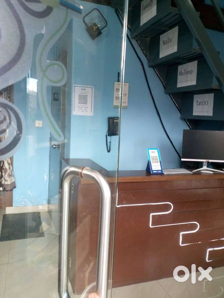 Beauty parlour for Urgent sale, good buiseness