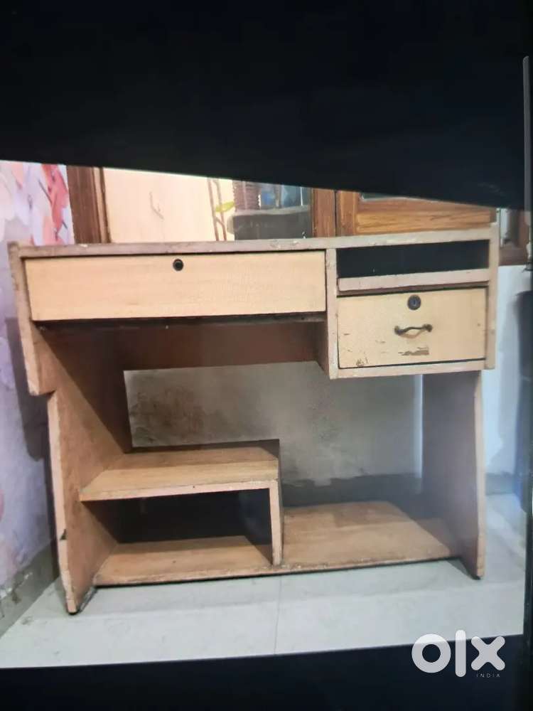 Computer table
