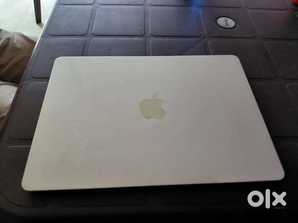 Macbook Air M2 (8GB RAM AND 256 SSD)