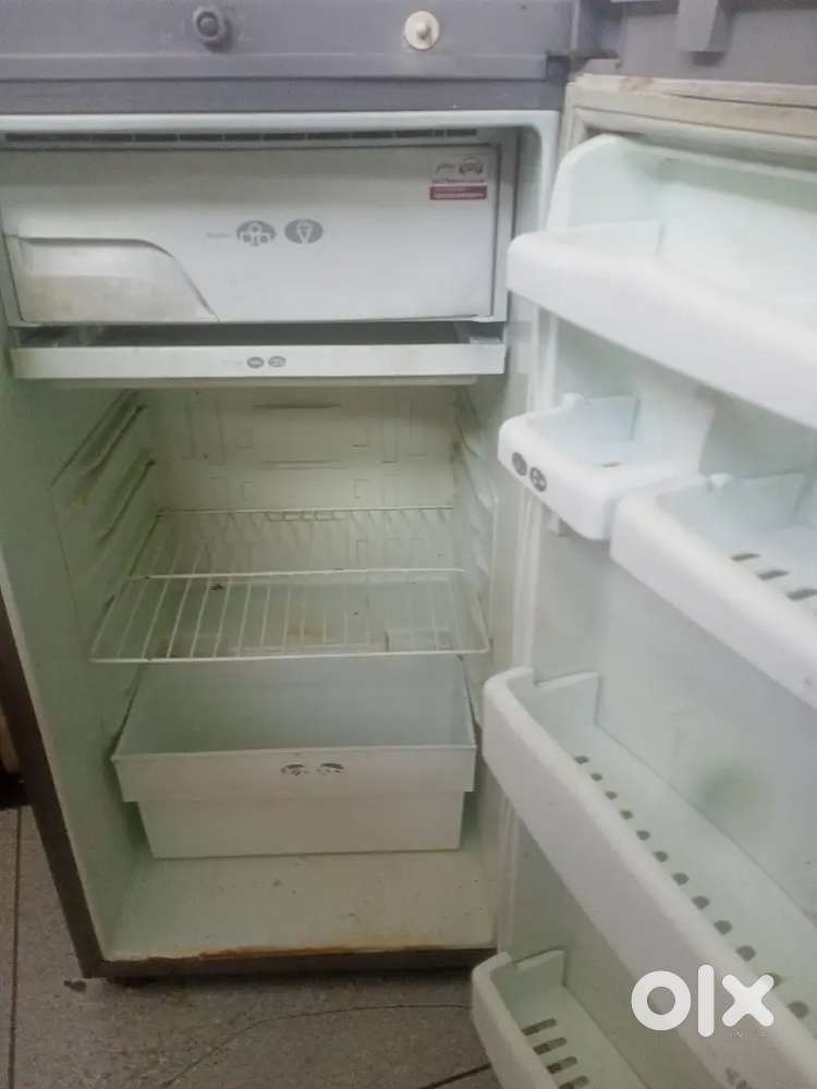 New condition me Godrej company ka fridge 4 to 5 years old bechna hai