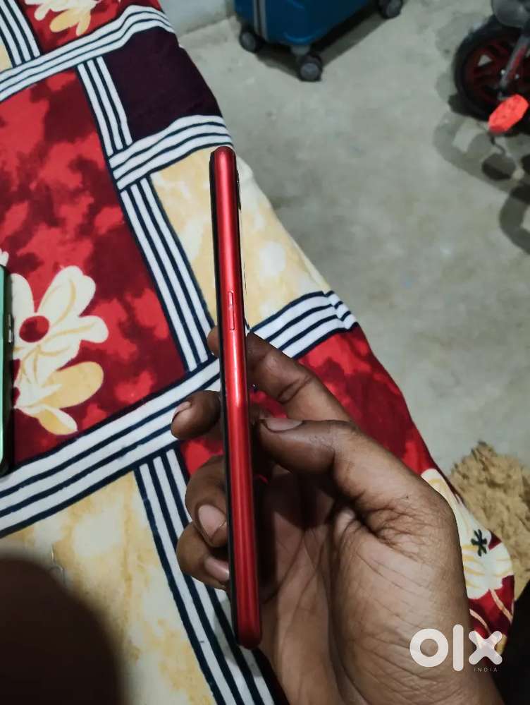 New phone le liya hai is liye bech rahe