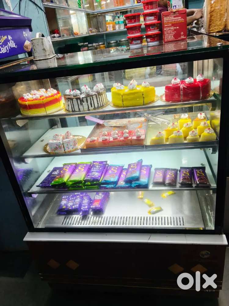 Cooling.pastery fridge for cakes. In full running condition new model