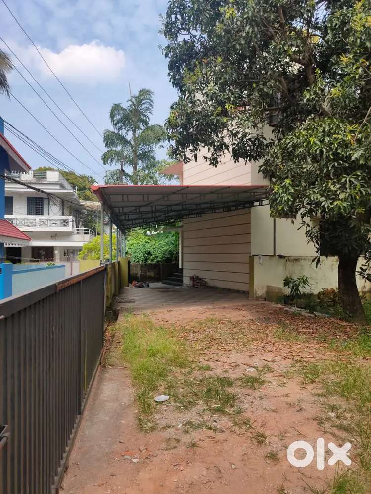 2BHK  2nd Floor House for Rent at Ponnurunni near to Vyttila,.