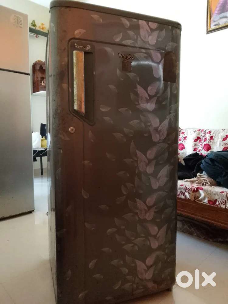 Grey colour well looking desing on fridge