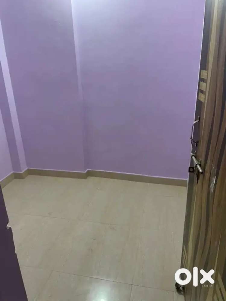 2bhk flat h jisme ek room Khali h(only for single girl)