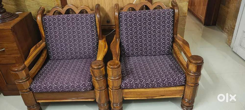 5 seaters sofa and tea teble