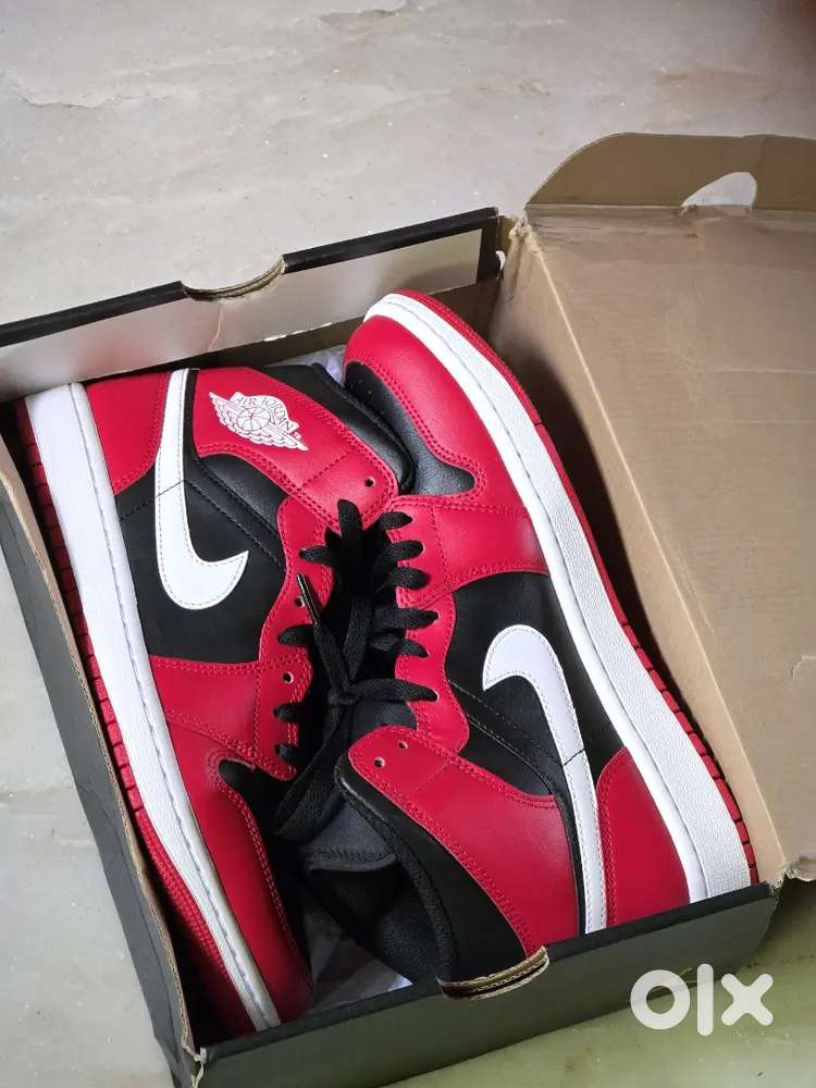 Unused Jordan 1.OG GYM RED/BLACK Mid with box and bill