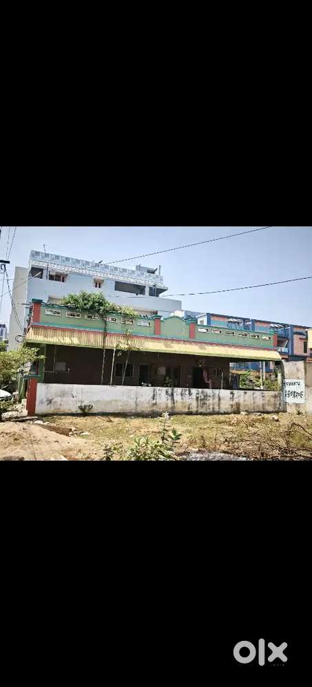 Independent house with two shops