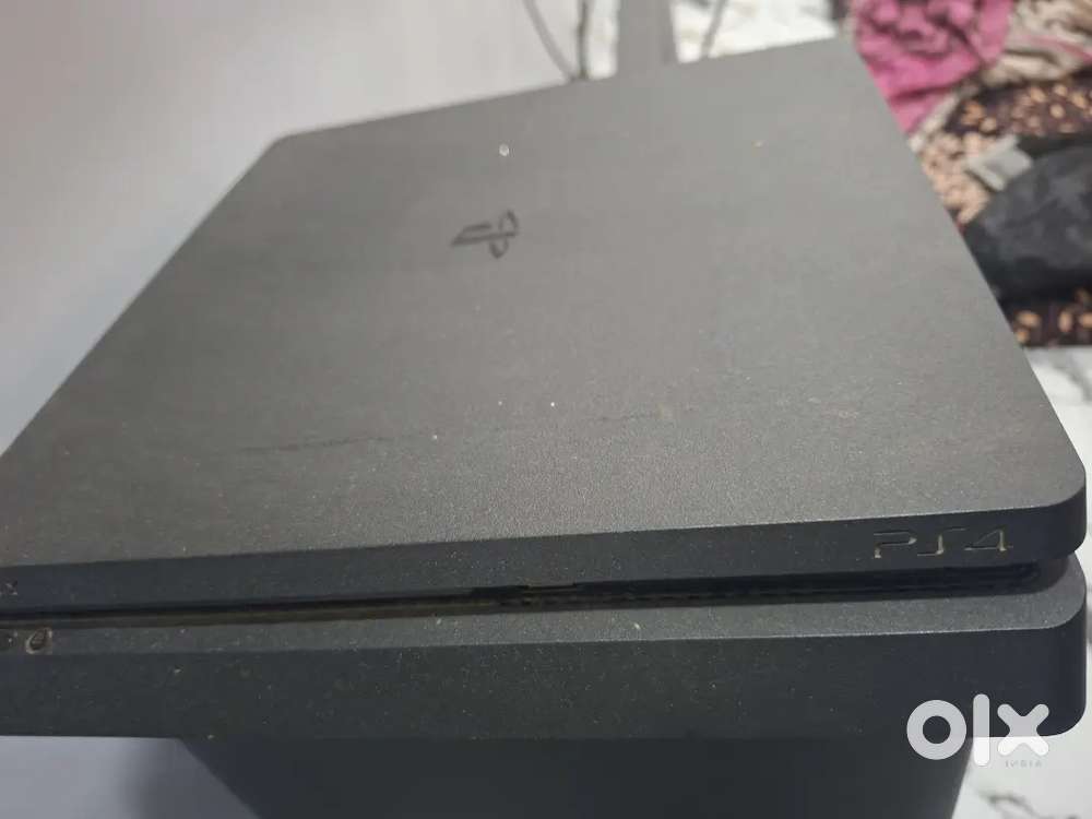 Ps4 with 2 remote controllers