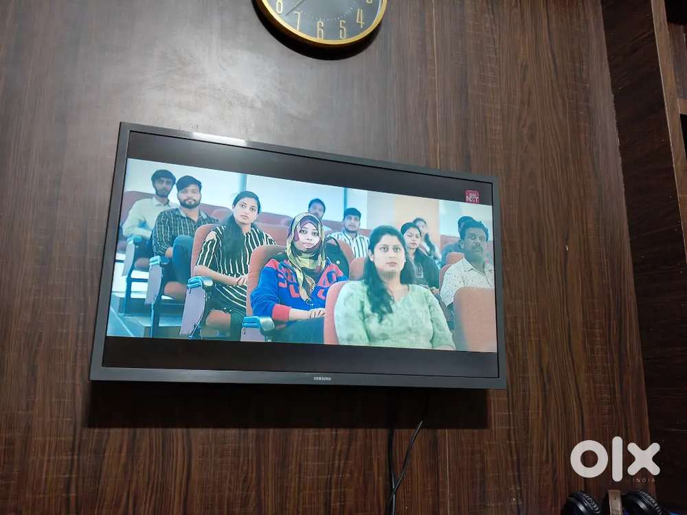Samsung 32 inch smart tv with voice assist HD READY