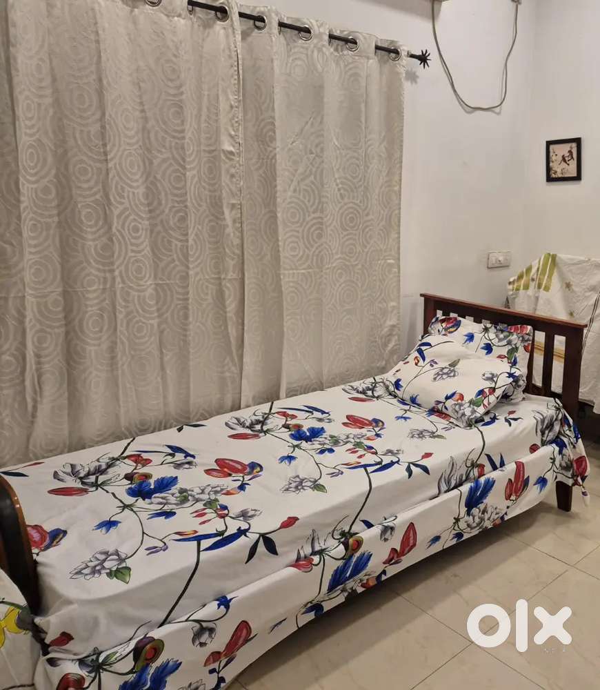 Solid wood of 'Pepper Fry' single cot