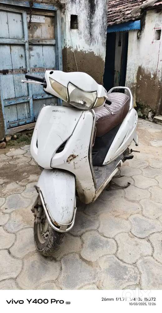 Hona Activa 3g  white colour 2016 models