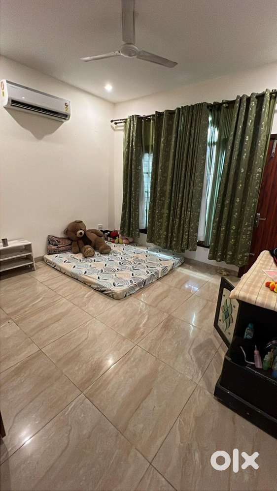 3bhk flat and 1 room available for girl