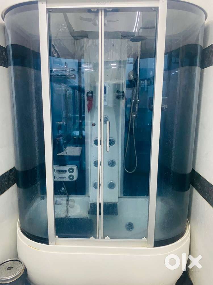White acrylic multi functional steam shower and bath tub cubical