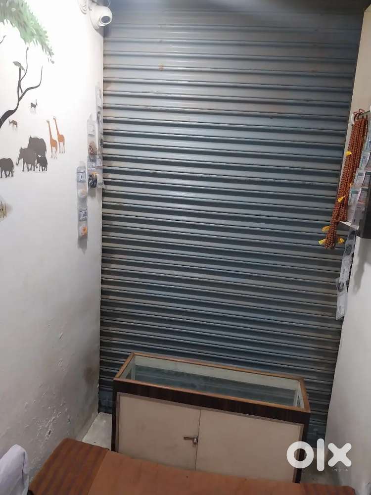 Shop for rent in running street