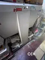 Colour tinting machine