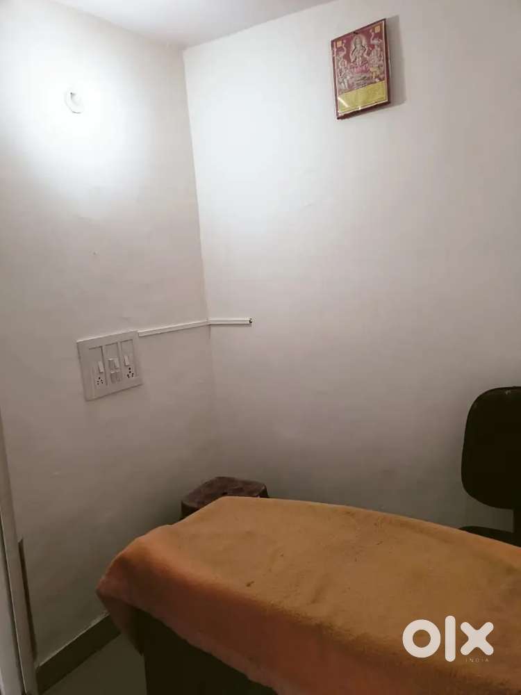 NO COMMISSION OFFICE SPACE SUITABLE FOR 2 TO 3 PEOPLE AVAILABLE RENT