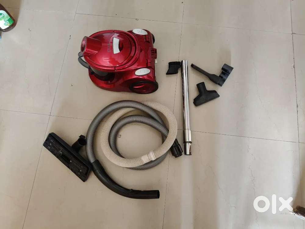 Red colour Croma Vaccum cleaner in excellent condition