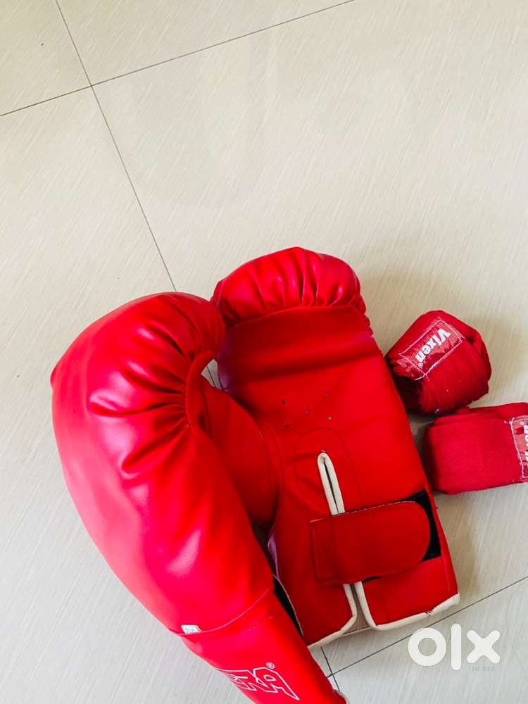 BOXING GLOVES WITH RWIST BAND