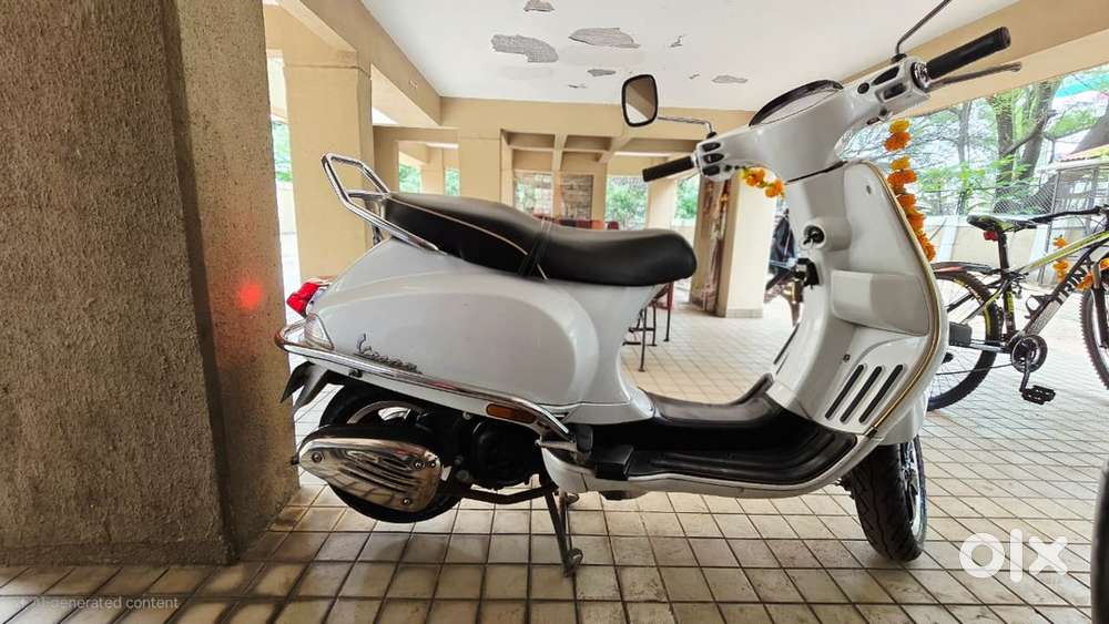 White vespa sxl 150 2019 model