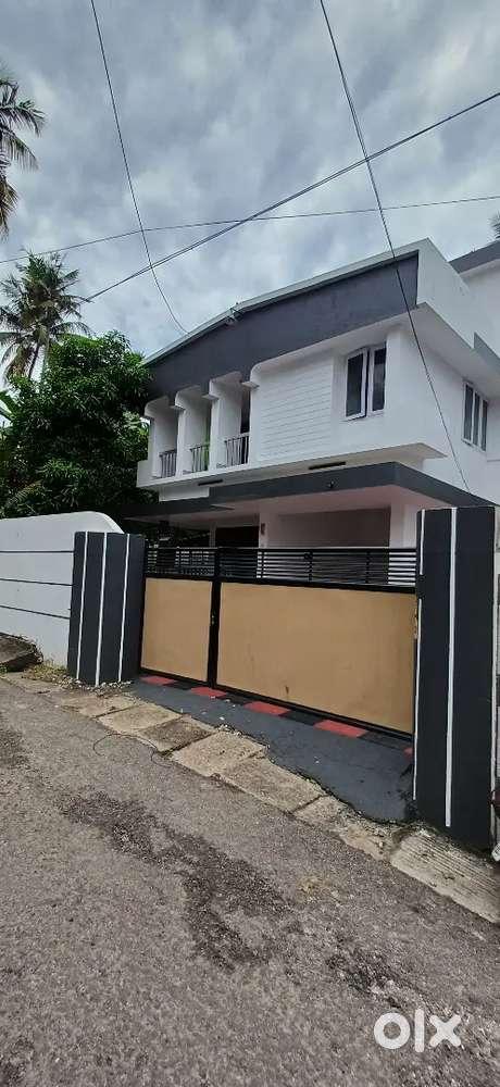 7.25 cent 30 year old redbrick house at pongamoodu junction