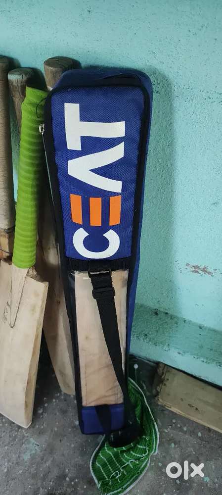 Ceat striker  English willow bat 1month use light use urgent money  i
