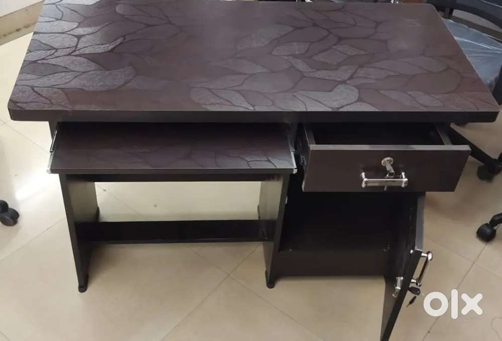 5+1+1 sofa set for sale new condition computer table 3500