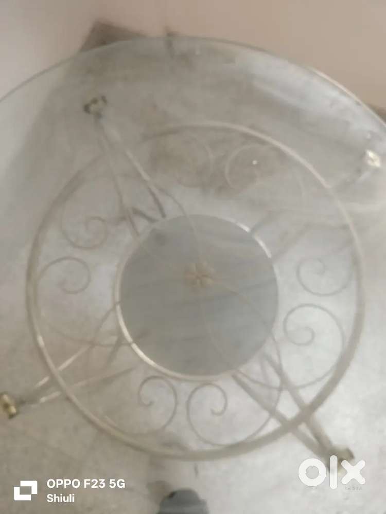 Round shape dining table