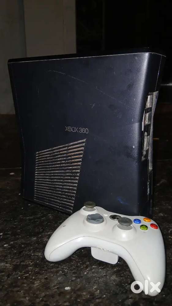 XBOX 360 WITH CONTROLLER AND HDMI URGENT SALE