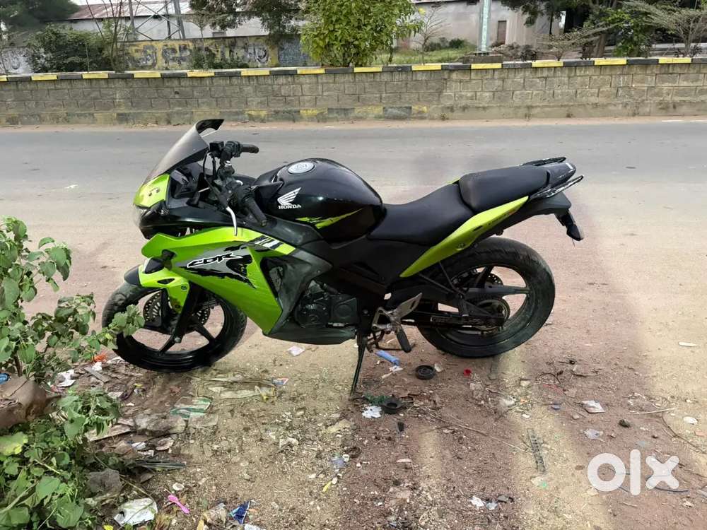 CBR 150R Green and black colour, good condition bike expires in 2029