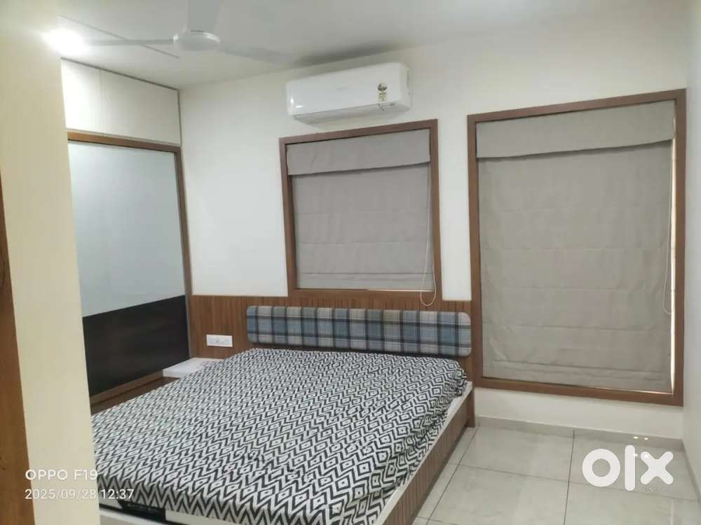 Beautiful 2 bhk full furnished flat near Yagnik Road