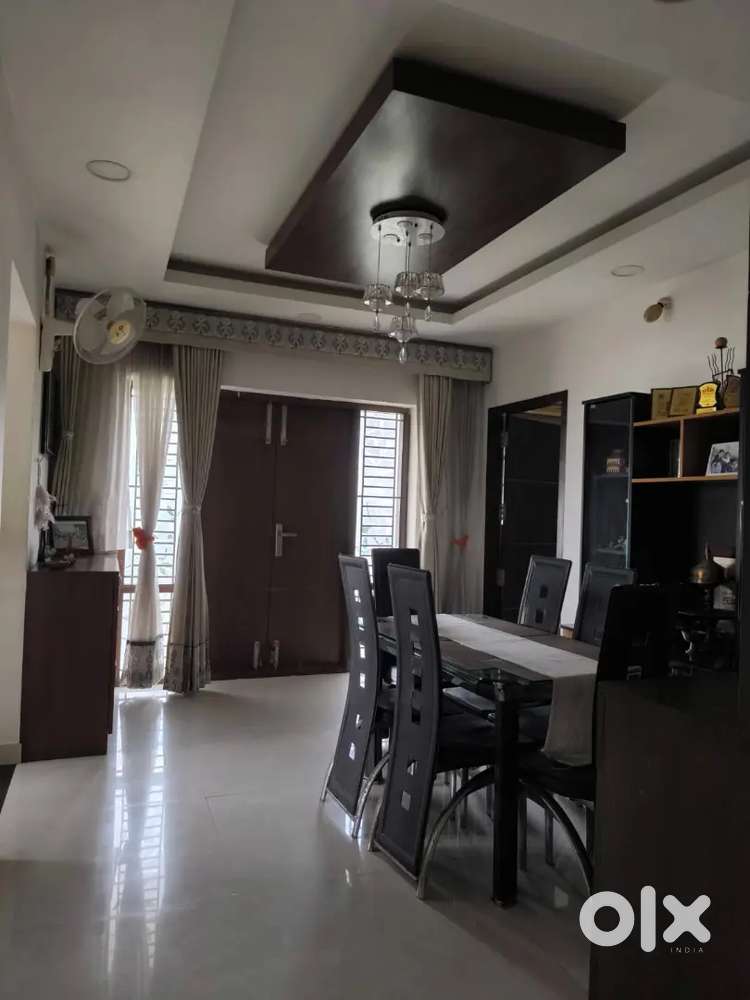 A fully furnished 3BHK house in a good apartment ís ready to sale