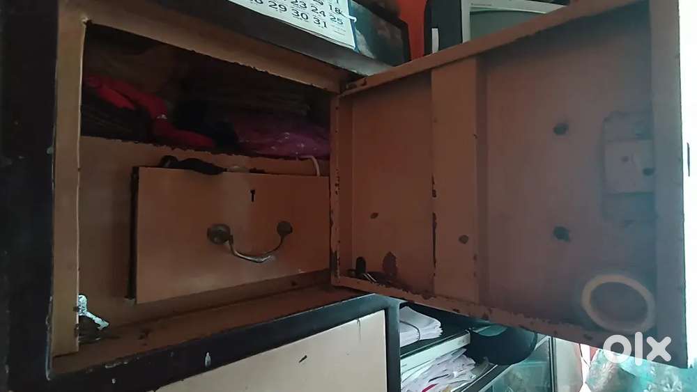 Iron Showcase (5ft × 1'4 ×5ft) — 18-gauge,9 display spaces +2 drawers