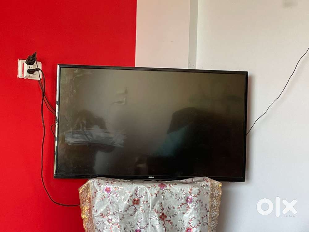 43” LED TV & mini fridge mint condition