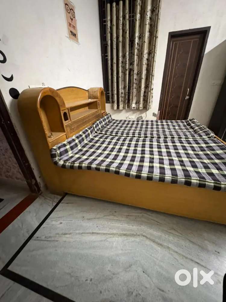 One room available for rent