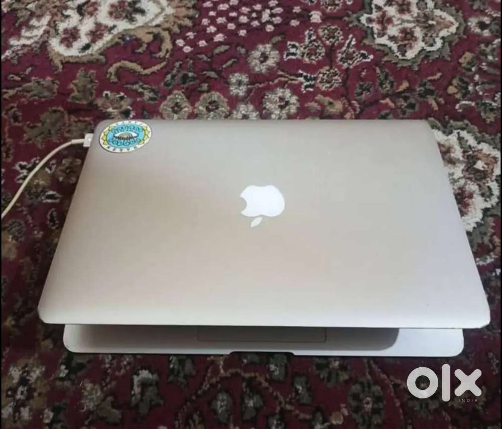 APPLE LAPTOP