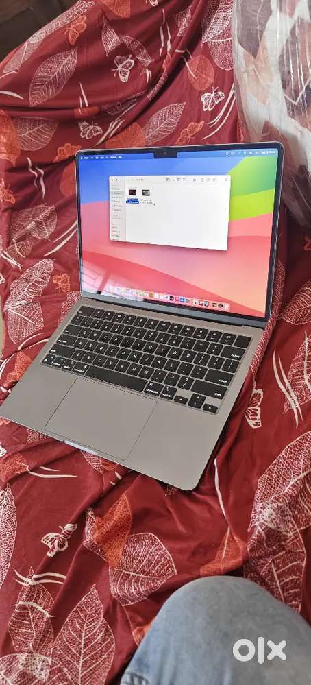 MacBook Air m2 8gb ram 256gb storage battery cycle 372