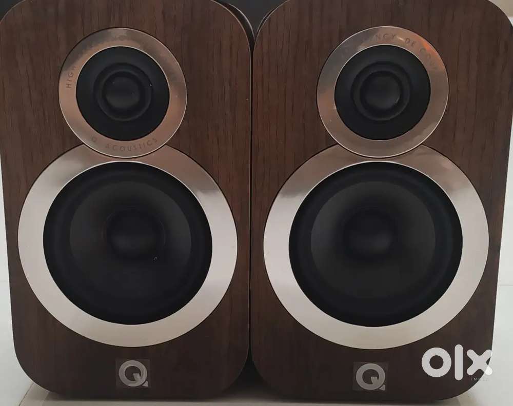 Q-Acoustics Bookshelf Speakers with Box Packing.
