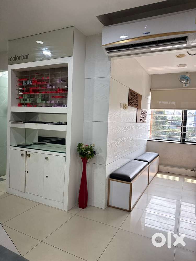 Hiring Unisex Beautician, Hair Stylist for a Branded salon in calicut