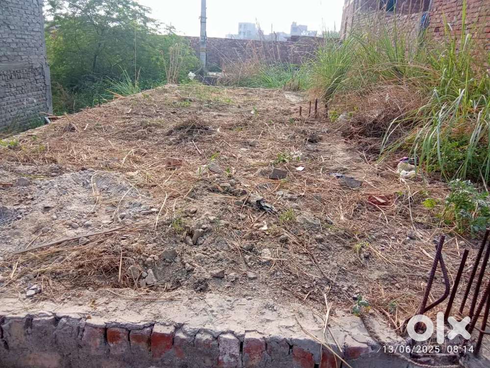 33 GAJ PLOT FOR SALE  MAIN ROAD BHALSWA