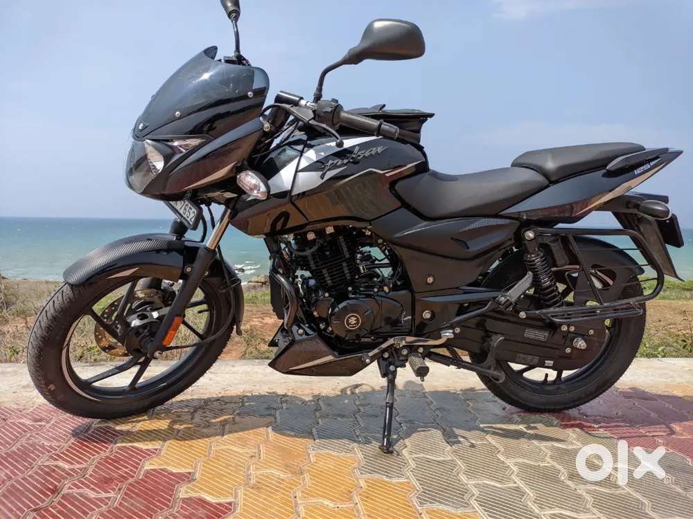 Pulsar 125 BS6 Phase 2 Split Seat Carbon black Edition